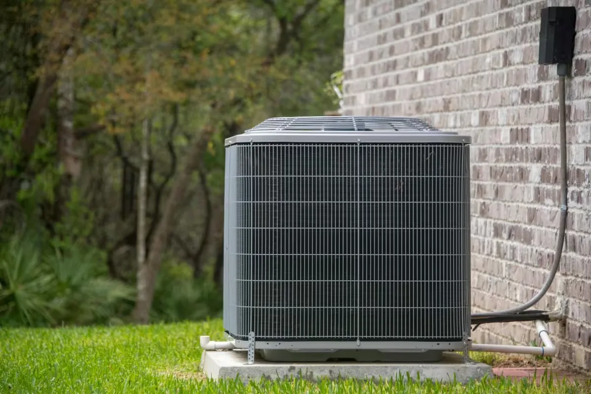 Dallas Heating and Air Conditioning technician at work